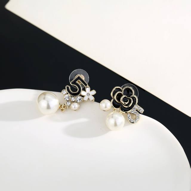 Chanel asymmetrical pearl earrings, new Chanel earrings, identical to the origin