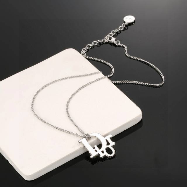The Jadior Dior necklace, beloved by top brands, features strong metal lines, a