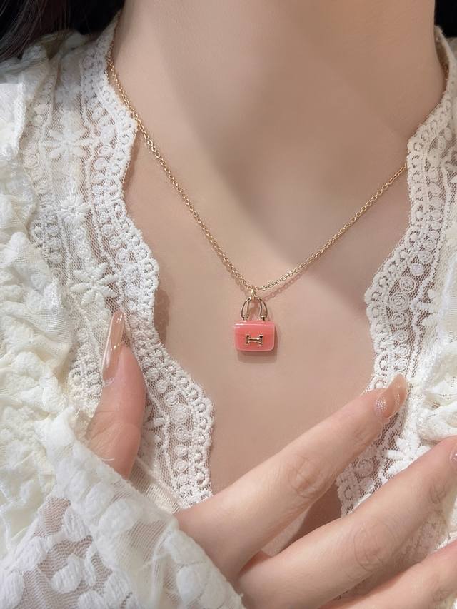 250190 We offer a pink Cankang necklace, customizable with 18K real gold and dia