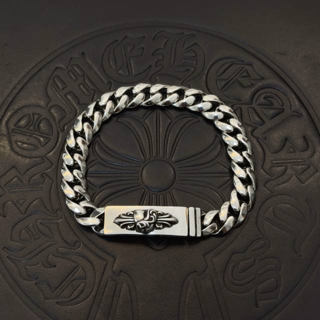 New, counter-quality Chrome Hearts polished vine heart bracelet, featuring conca