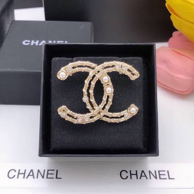 No. Xxz0017 Xiaoxiang double C rice bead brooch! Hollow twist, brass material! V