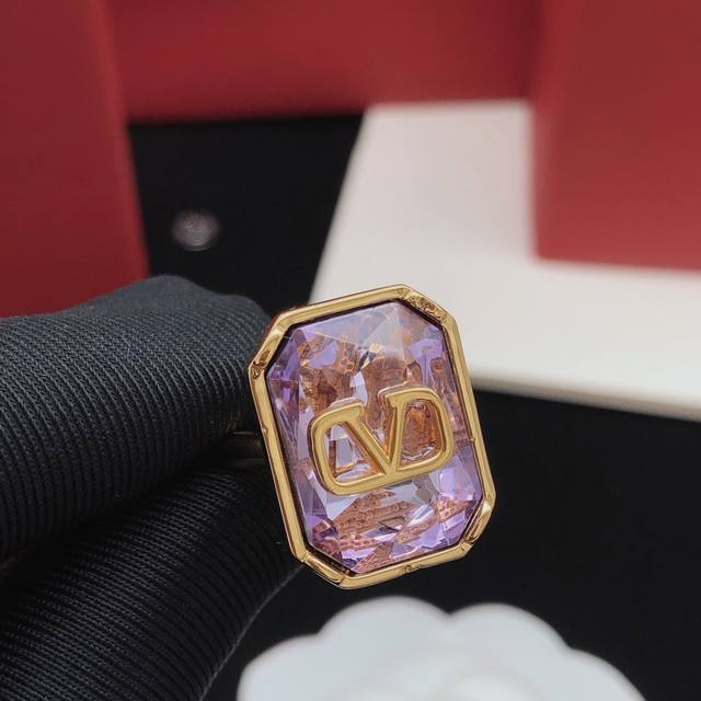 No. Vjz0009 Valentino's latest ring with large diamonds and colored diamonds, ma