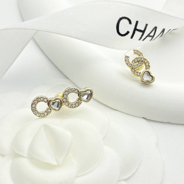 Today's new model code: E3144 0247820 Chanel earrings are a hot seller! New Chan
