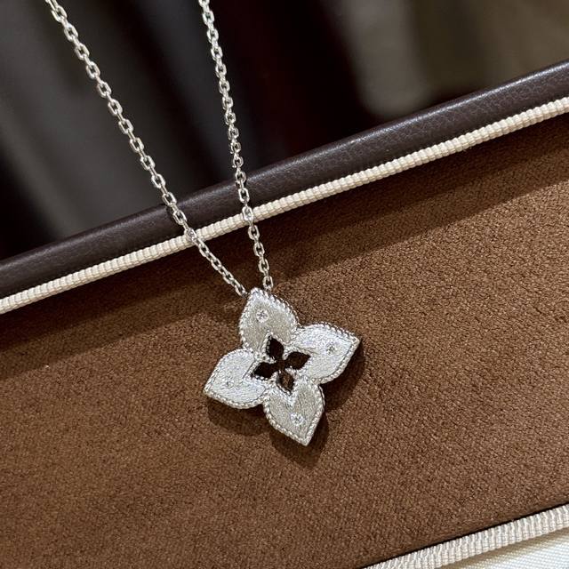 A6478 New Butcher-style Hollow Four-Leaf Clover Frosted Brushed Necklace Made of