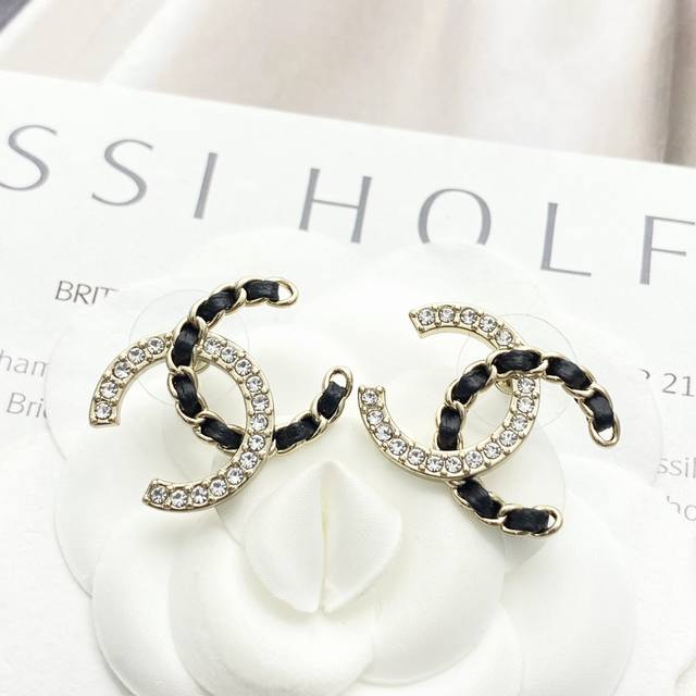 Today's new model code E3145 0247820 Chanel earrings are hot sellers! The Chanel