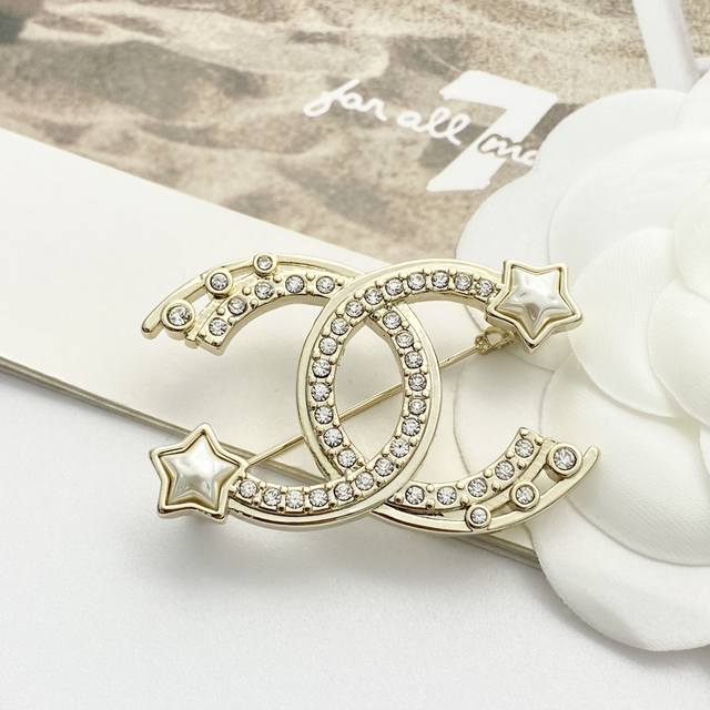 Code A623 0257825 Chanel's hot-selling brooch, the Chanel 24 Star Rhinestone Dou