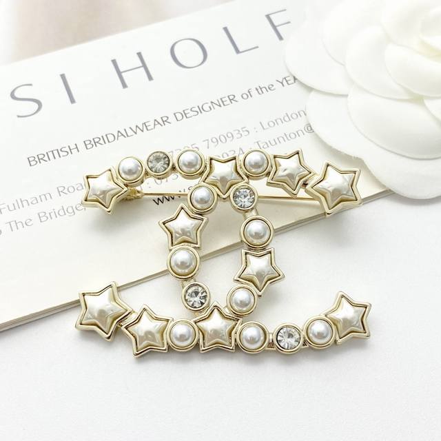 Code A620 0277825, Chanel's hot-selling brooch, the Chanel 23 White Mother-of-Pe