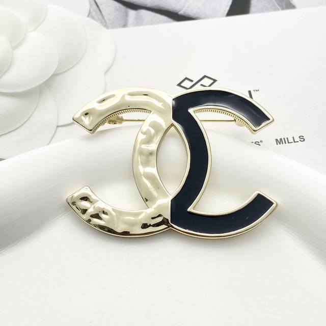 Code A618 0257820, Chanel's hot-selling brooch, the Zpchan 23, is now available