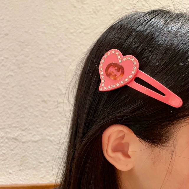 New Hairpin Gucci's new hairpin is hot and has been launched simultaneously with