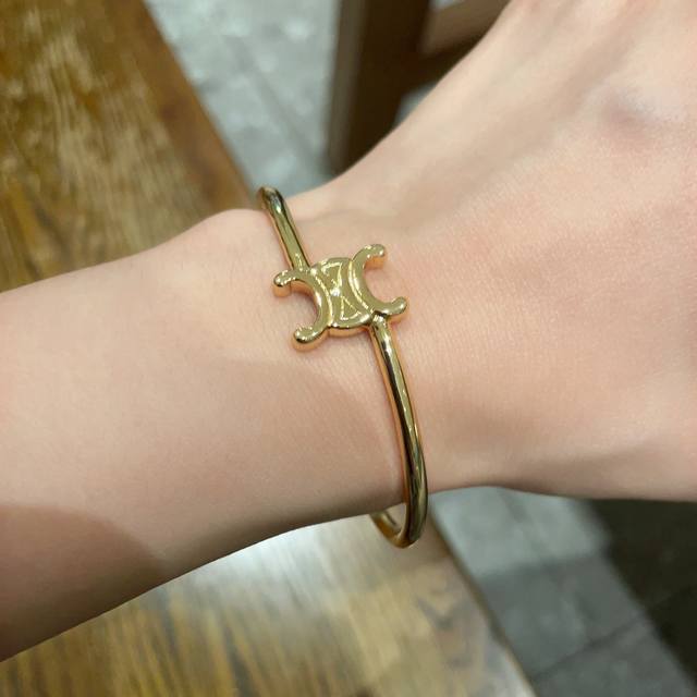 Celine Arc de Triomphe bracelet! So exquisite! It's a simple and ordinary style,
