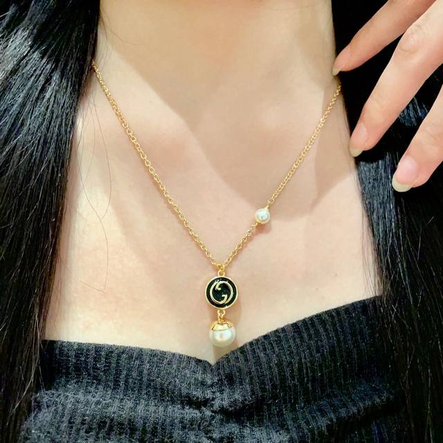 2025 new Gucci necklace, in stock now, hot item, sold out soon. Retro style, fas