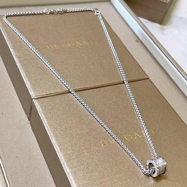 Bulgari necklace in V gold. The Bulgari Divas' Dream series is impeccable in app