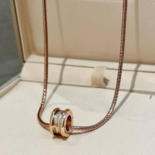 Exclusive high-end custom-made Bvlgari necklace made of V-gold. This Bvlgari Div