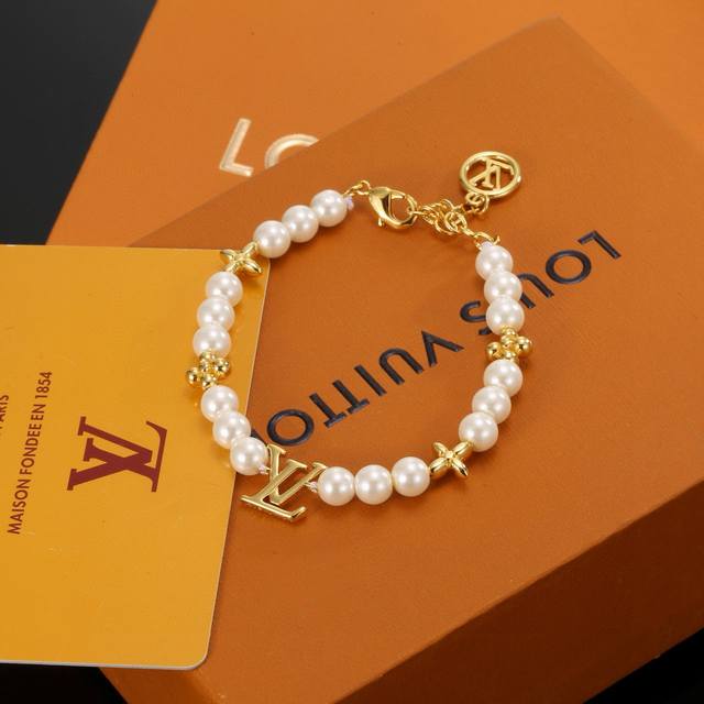 Donkey's Lv Beads bracelet is made of beads made of various materials. The lette