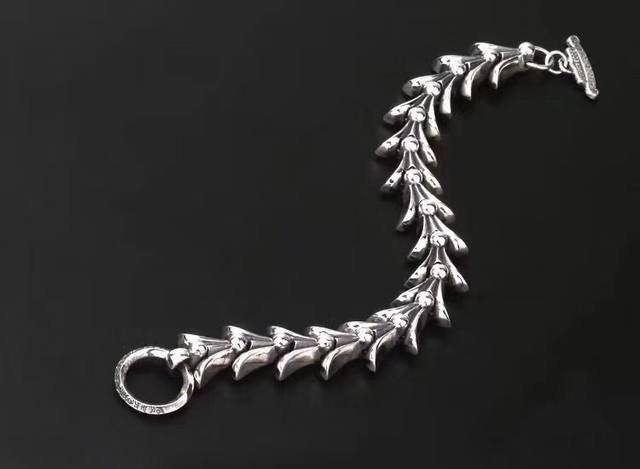 a premium Chrome Hearts classic retro swallowtail bracelet. The concave and conv