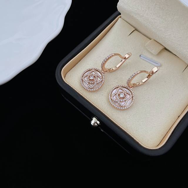 De Beers' Enchanted Lotus series, as the name suggests, is inspired by the lotus