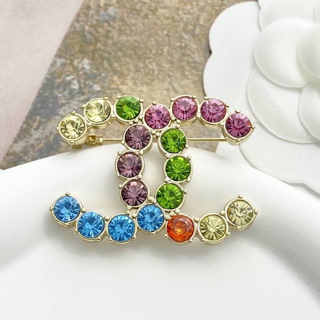 Code A621 0257820 Chanel brooch, a hot-selling model, is now available. This Zpc