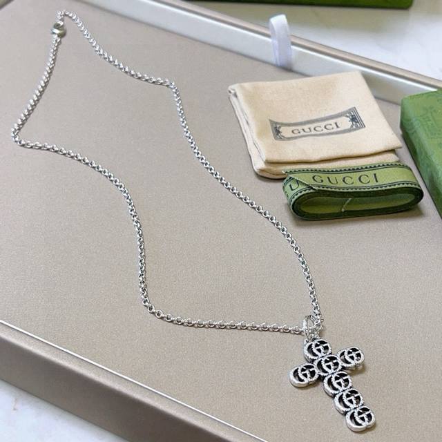 Gucci's latest necklace, a higher-end chain, is also a celebrity favorite. This