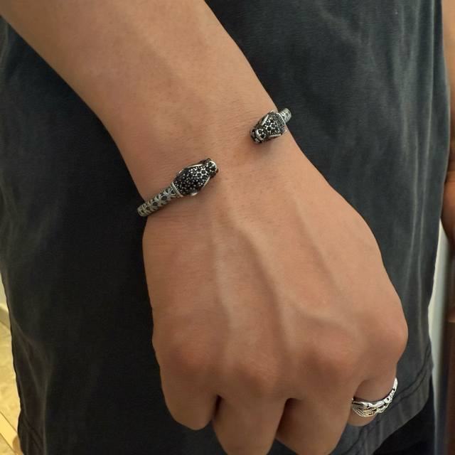 This counter-quality Chrome Hearts bracelet features a distinctive concave and c