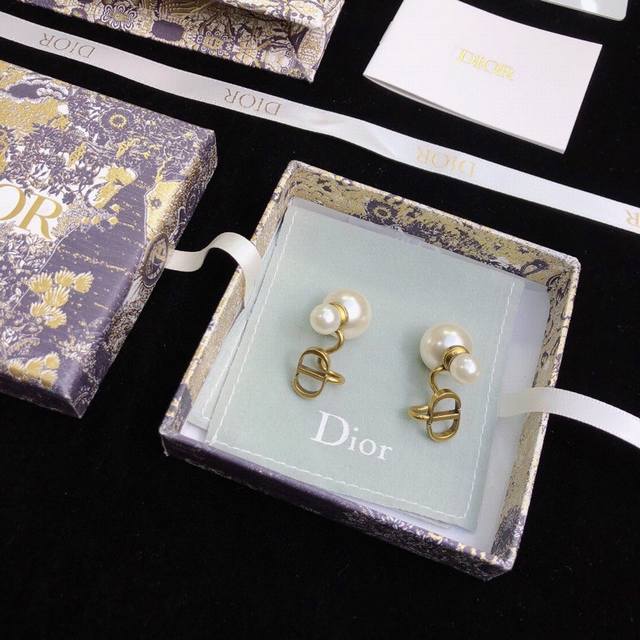 Dior new CD earrings are of the same quality as the official store, made of flav