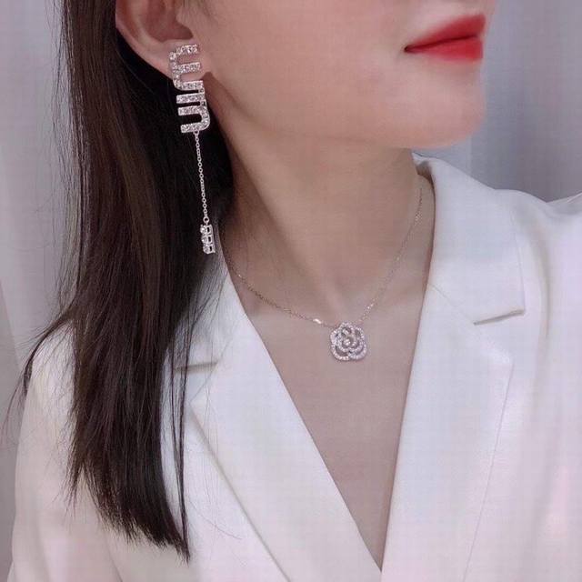 Yang Chaoyue's matching Miumiu letter earrings are hand-inlaid with crystals, cr