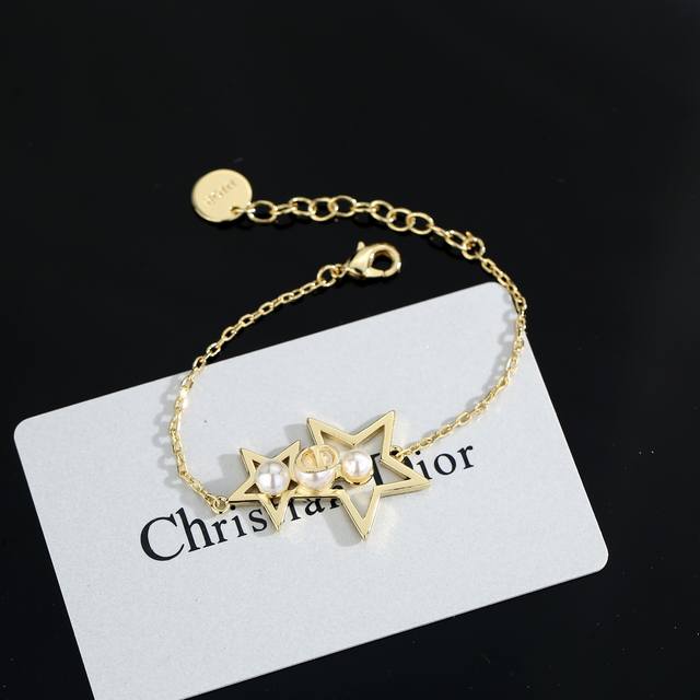 Dior bracelet is exquisite and elegant. The gold-finished metal chain and stars