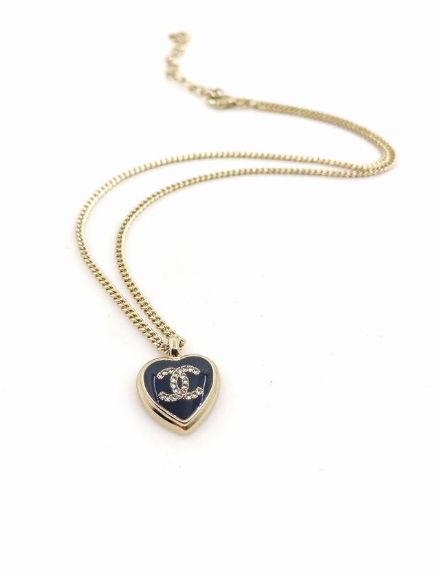 Chanel latest black heart necklace consistent with the Z batch brass material