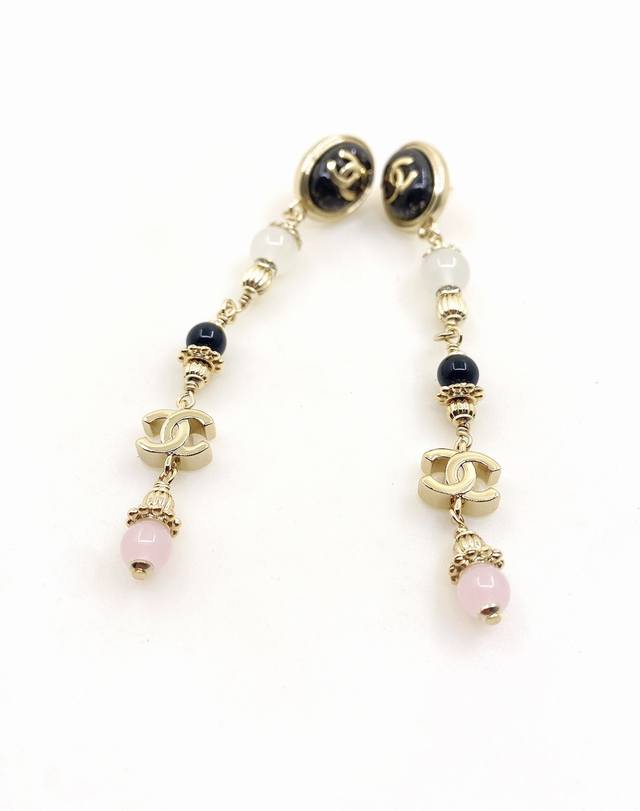 Chanel latest black oval long earrings consistent with the Z batch brass materia