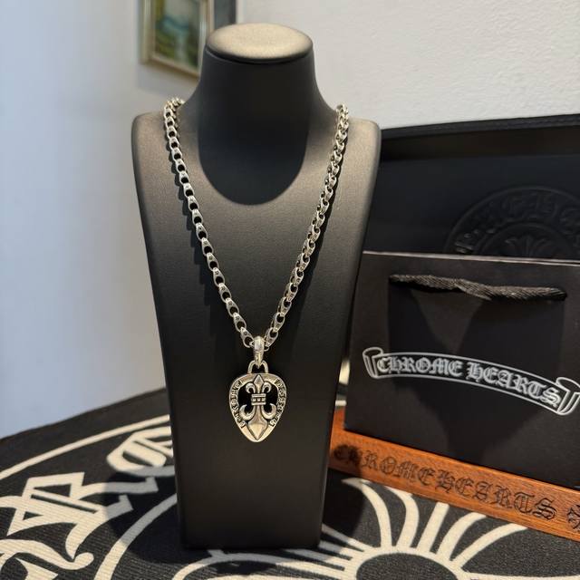 New counter-quality Chrome Hearts cross necklace with heart-shaped Scout flower
