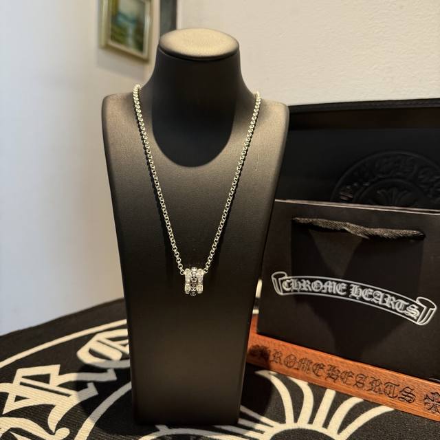New counter-quality Chrome Hearts skull necklace, featuring a distinctive concav