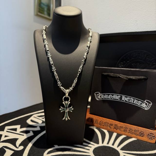 New counter-quality Chrome Hearts Chrome Hearts cross necklace with green diamon