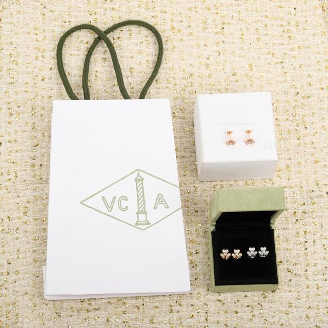 We offer a first-batch of 67,600+ mini clover earrings with full diamonds. Look