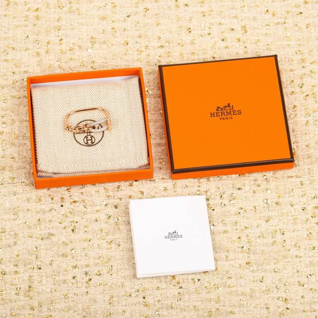 We offer double-band rings, customizable with 18K real gold and diamonds. We onl
