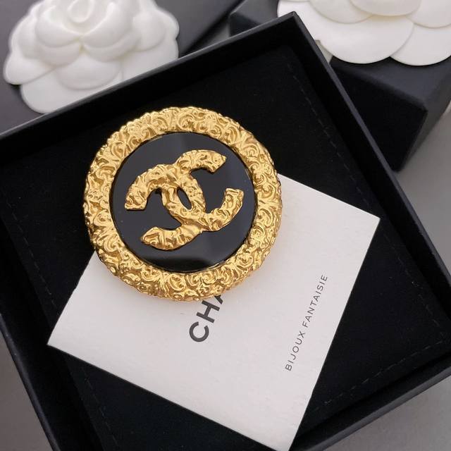 High-quality, vintage-style round, double-sided carved brooch with detailed deta