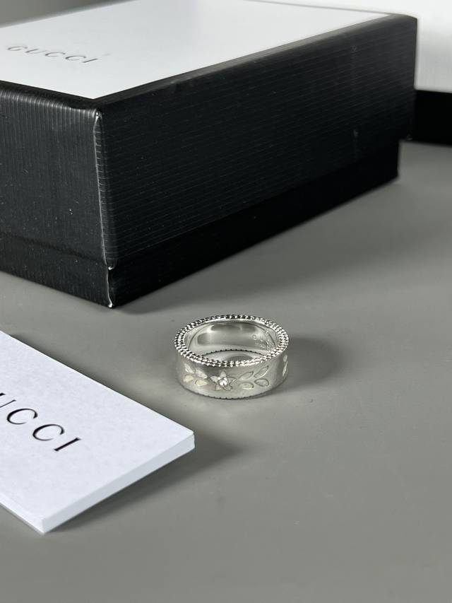 bracelet, ring P80. Gucci white enamel ring bracelet, retro style, with exquisit