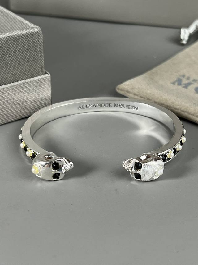 McQueen skull pearl bracelet, personality but not exaggerated, whether it is the