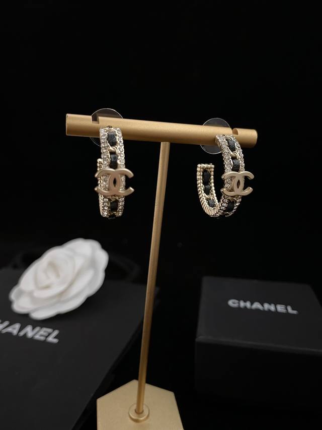 Ch*Nel latest black leather earrings consistent with the Z batch brass material