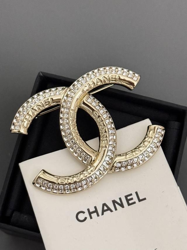 New Cc full diamond brooch Ch*Nel Super exquisite Z batch quality super versatil