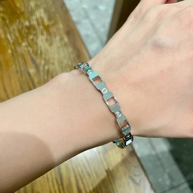 Only available in silver. Cartier's official website has released a popular narr