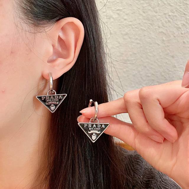 batch Rada Prada triangle earrings are a hit new product. They are exquisite, du