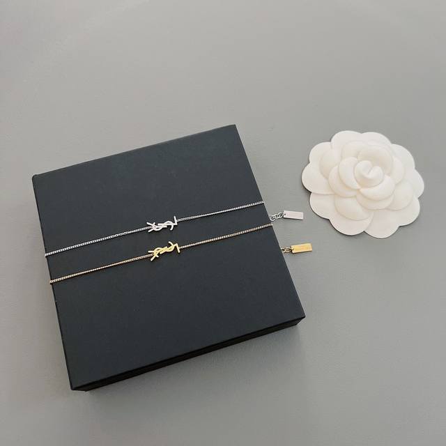 Our Ys1 bracelet, the Z 1950, is highly recommended! Perfect in two colors: gold