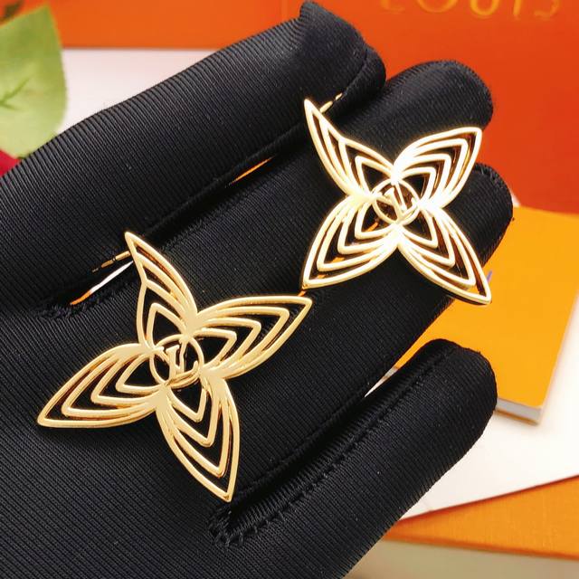 No. Led0349 Lv* Latest hollow plum blossom earrings consistent with Z batch bras