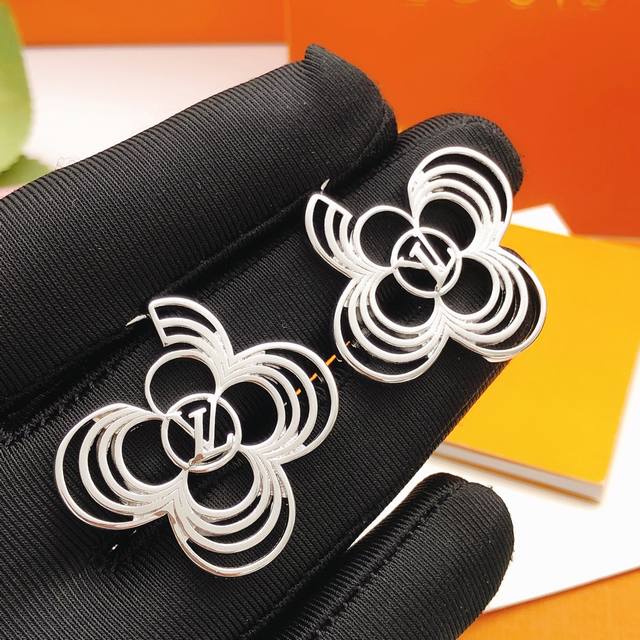 No. Led0348 Lv* Latest hollow plum blossom earrings consistent with Z batch bras