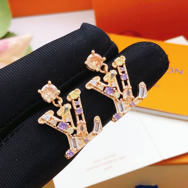 No. Led0368 Lv*Latest rose gold color diamond earrings consistent with Z batch b