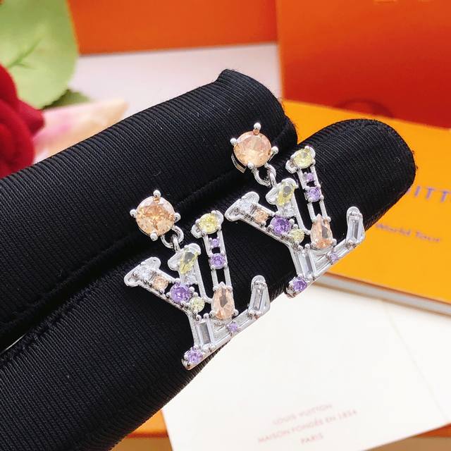 No. Led0353 Lv* Latest Silver Color Diamond Earrings Consistent with Z Batch Bra