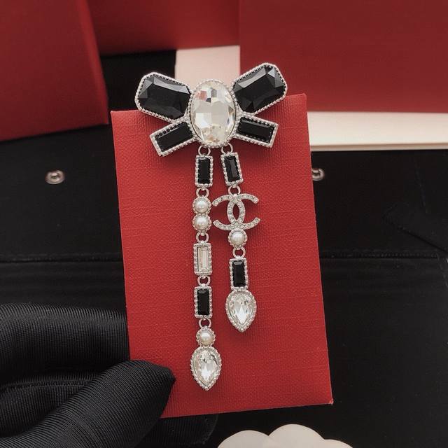 No. Xxz0236 Ch*Nel latest bow brooch consistent with Z batch brass material