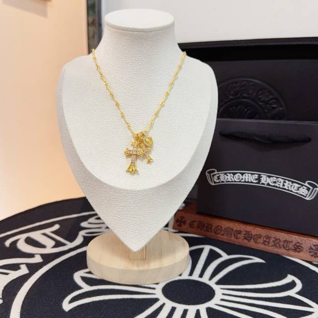 New, counter-quality Chrome Hearts brooch, triple diamond-encrusted cross neckla