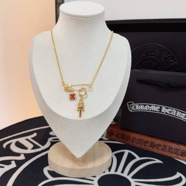 New, counter-quality Chrome Hearts brooch and sword necklace. The concave and co