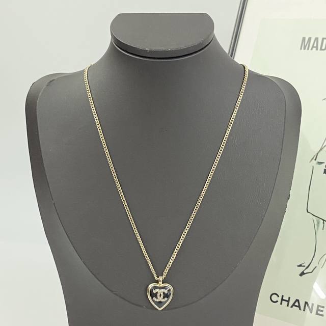 Chanel necklace hot-selling new Chanel 25 retro black gold heart necklace with d