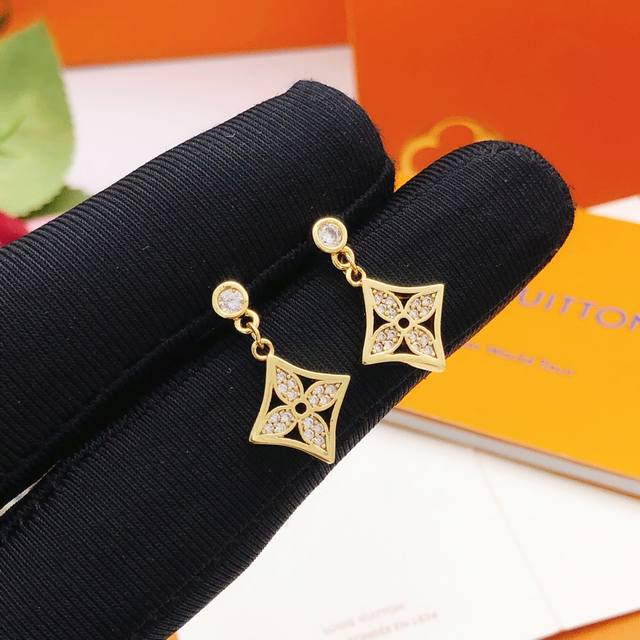 No. Led0346 Lv* Latest mini diamond earrings in the same Z batch of brass materi